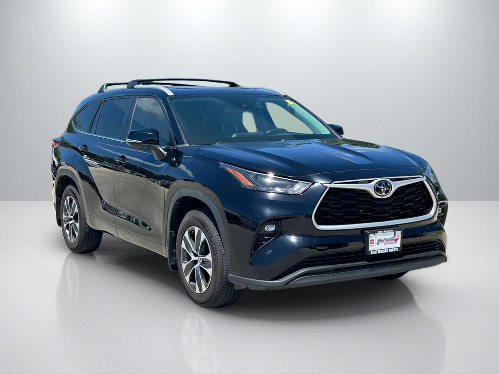 Used 2023 Toyota Highlander XLE FWD image 3