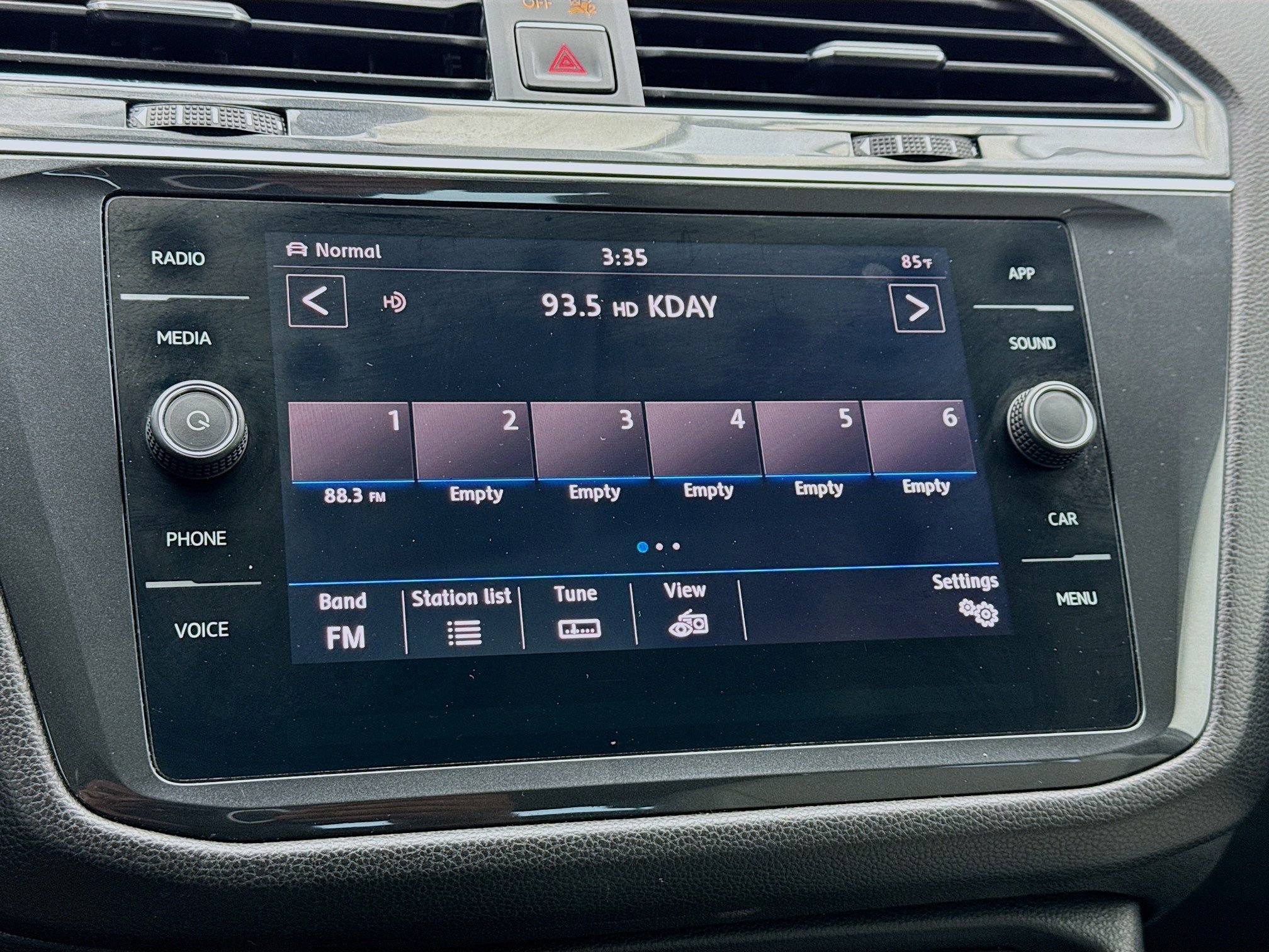 Used 2018 Volkswagen Tiguan SE w/ Panoramic Sunroof Package AWD/4WD image 11