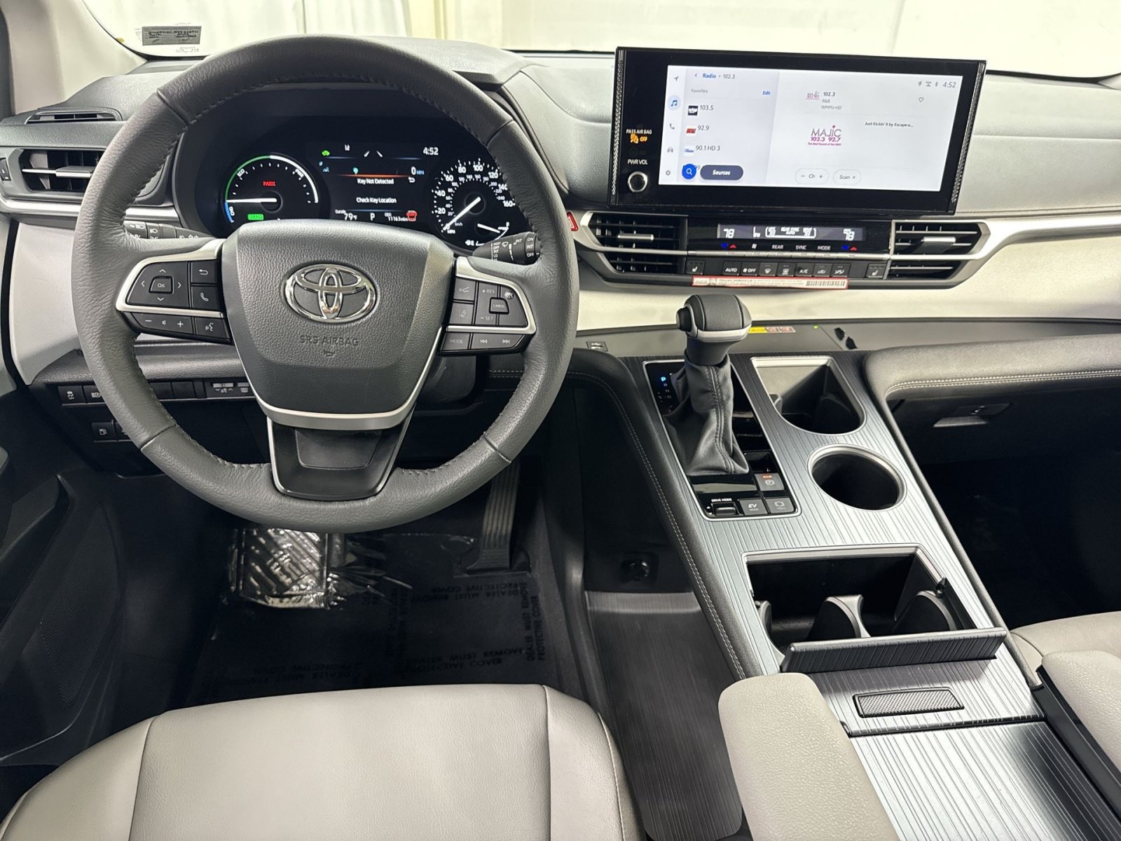 Used 2026 Toyota Sienna XLE FWD image 35