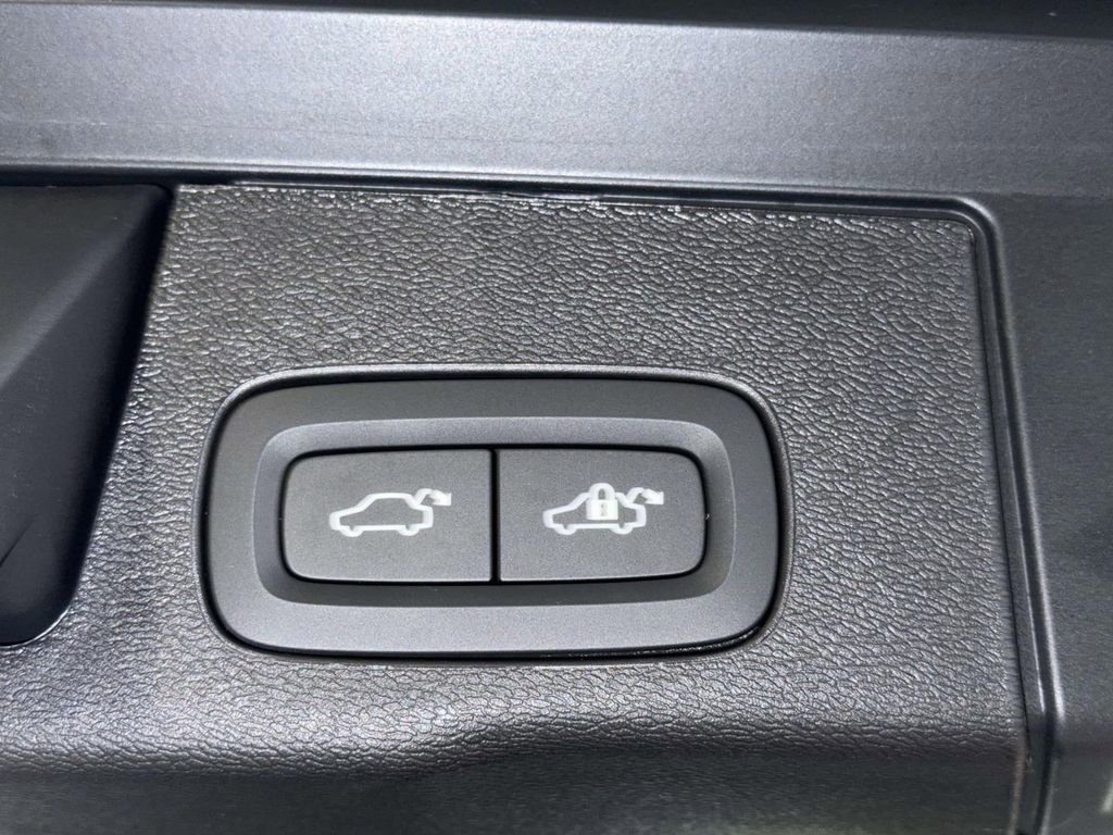 Used 2025 Volvo XC60 T8 Plus AWD/4WD image 18
