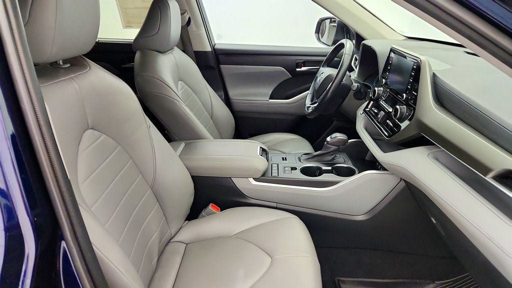 Used 2020 Toyota Highlander XLE FWD image 24