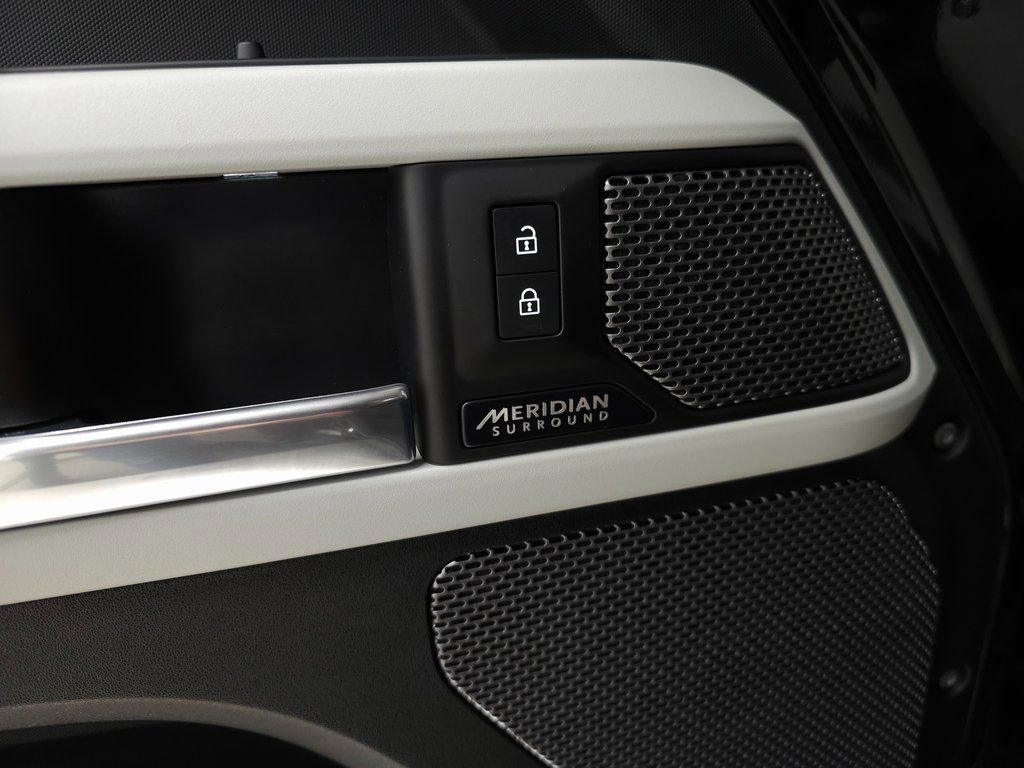Used 2023 Land Rover Defender 110 SE image 15