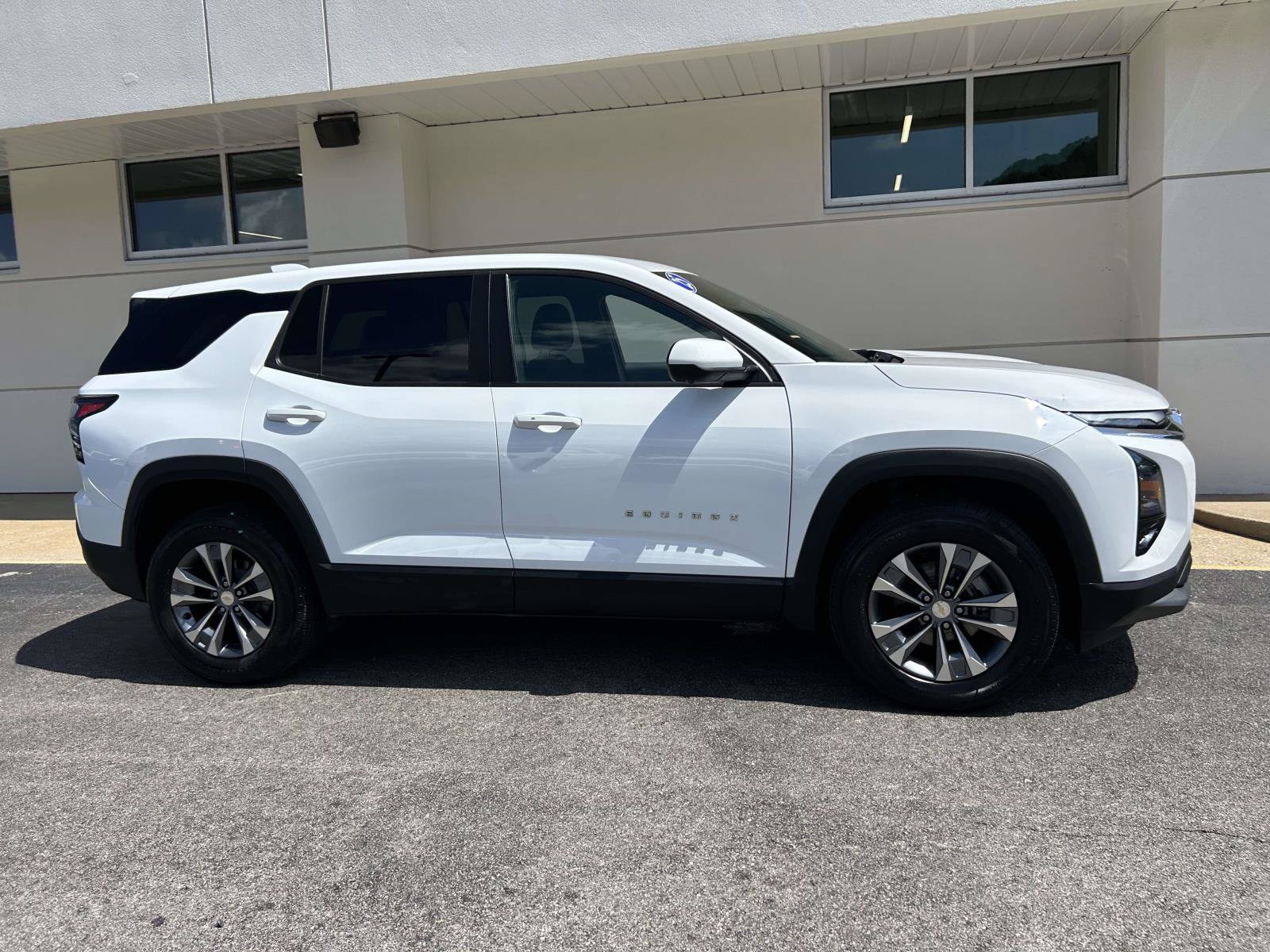 Used 2025 Chevrolet Equinox LT w/ Safety and Technology Package FWD image 2