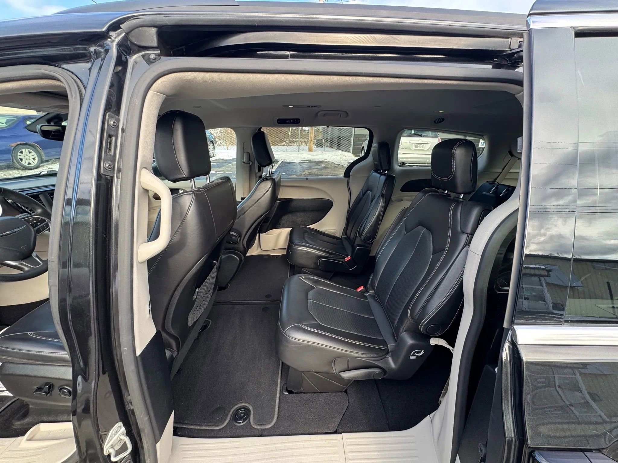 Used 2020 Chrysler Voyager Lxi image 21