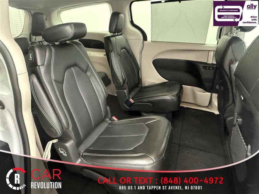 Used 2024 Chrysler Pacifica Touring-L FWD image 46