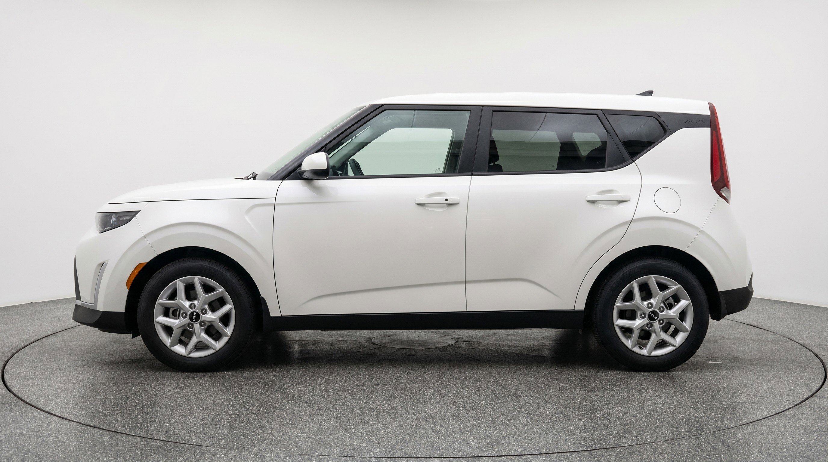 Used 2025 Kia Soul LX w/ LX Technology Package FWD image 5
