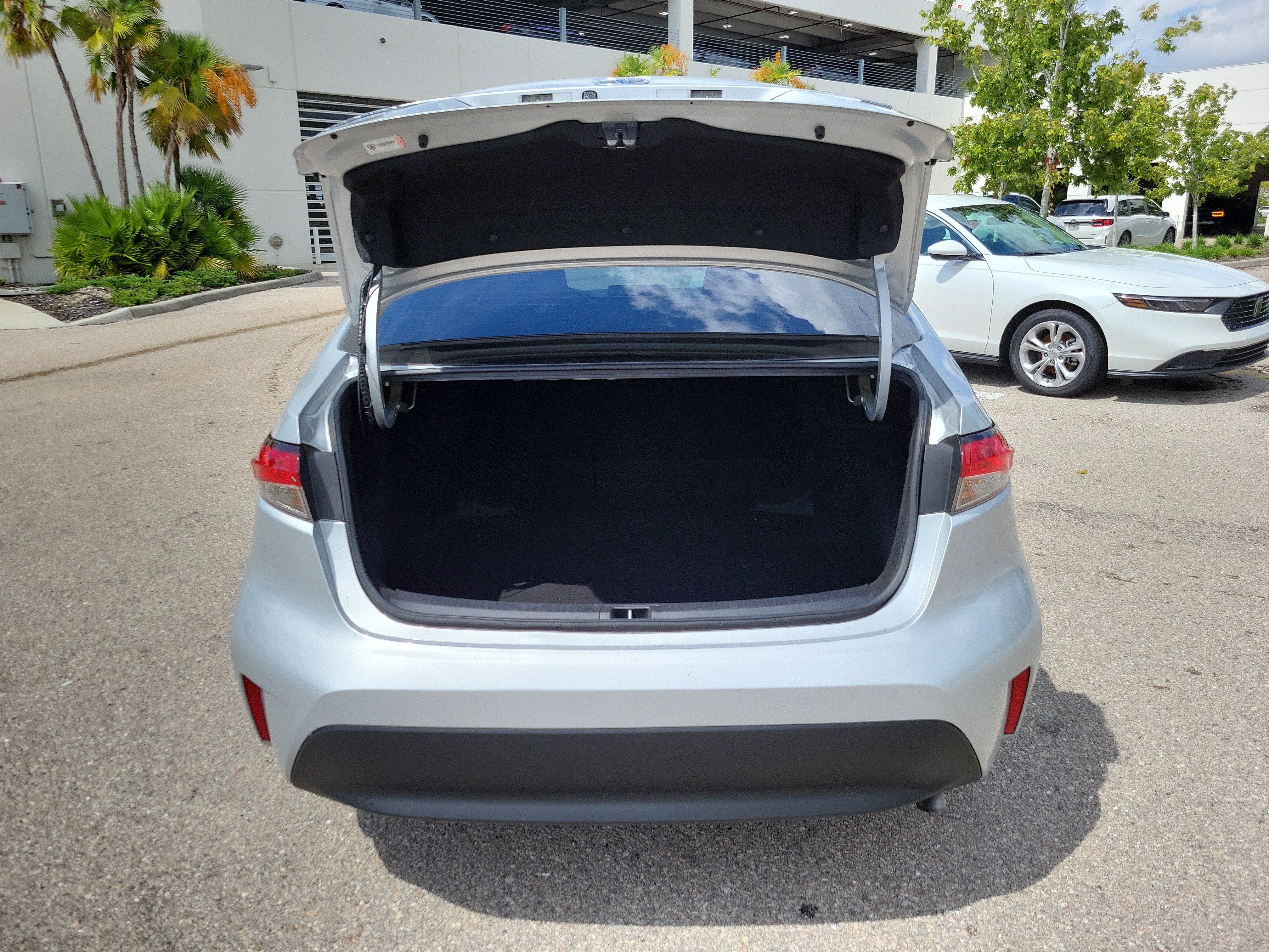 Used 2023 Toyota Corolla LE FWD image 13