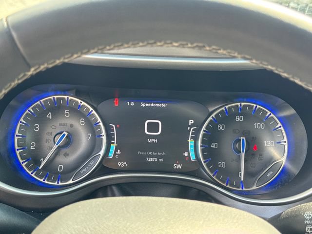 Used 2023 Chrysler Pacifica Touring-L FWD image 17