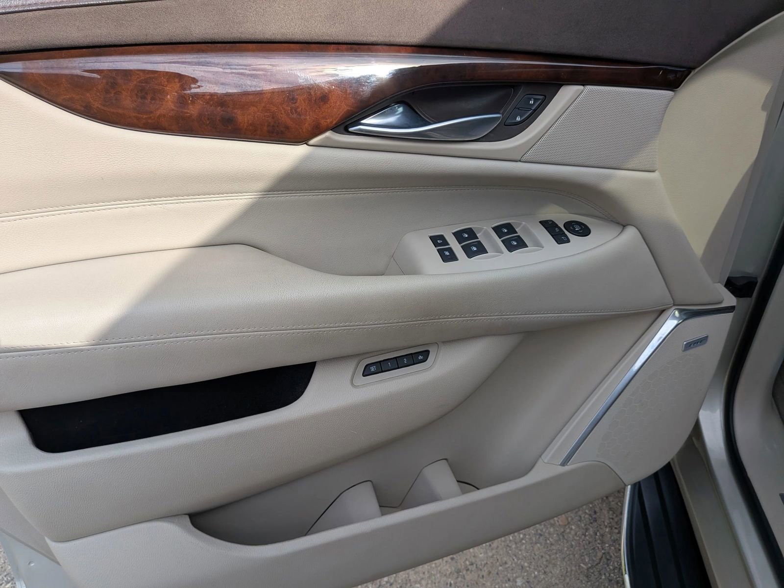 Used 2016 Cadillac Escalade ESV Luxury image 28