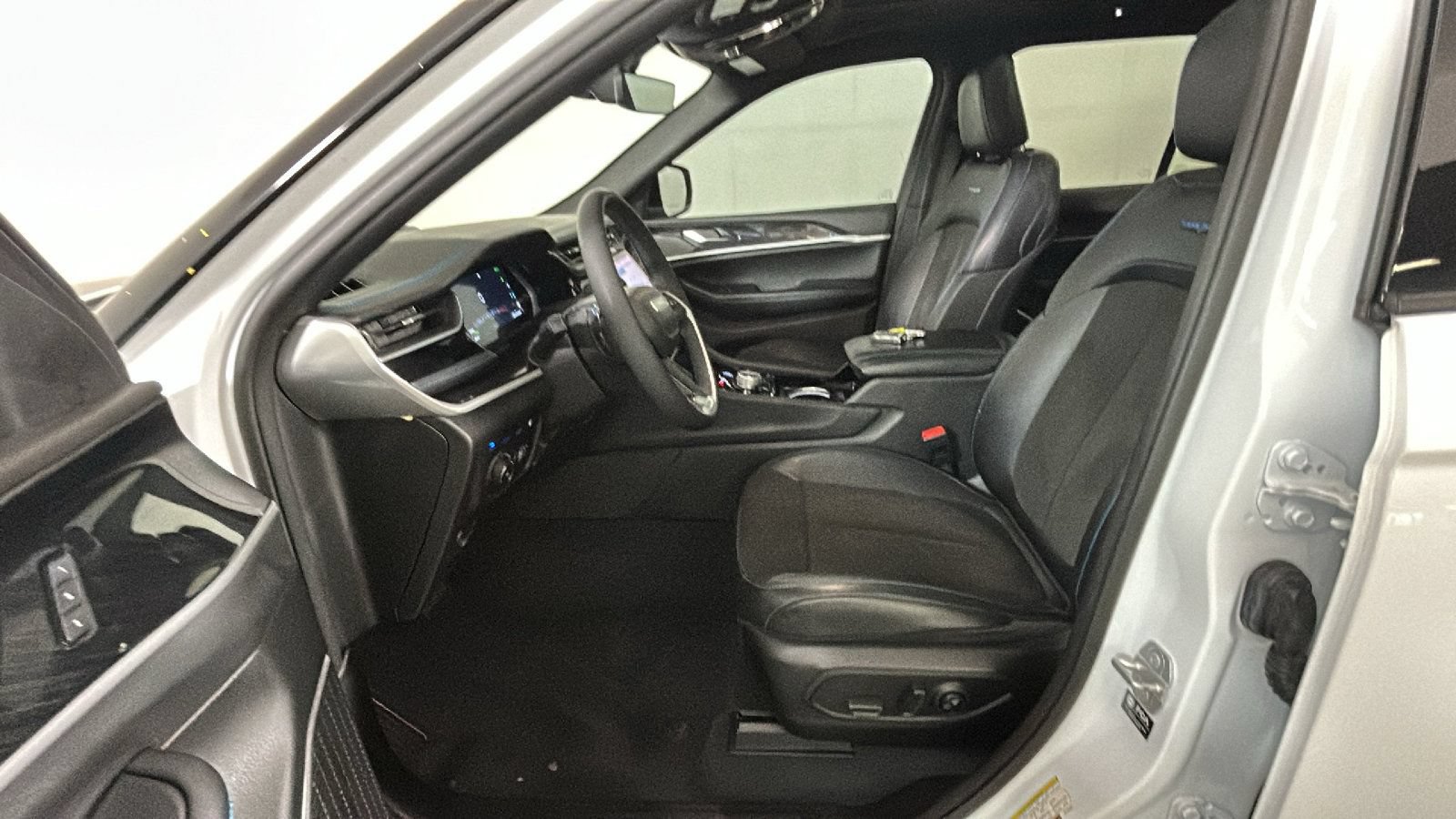 Used 2023 Jeep Grand Cherokee Trailhawk AWD/4WD image 13