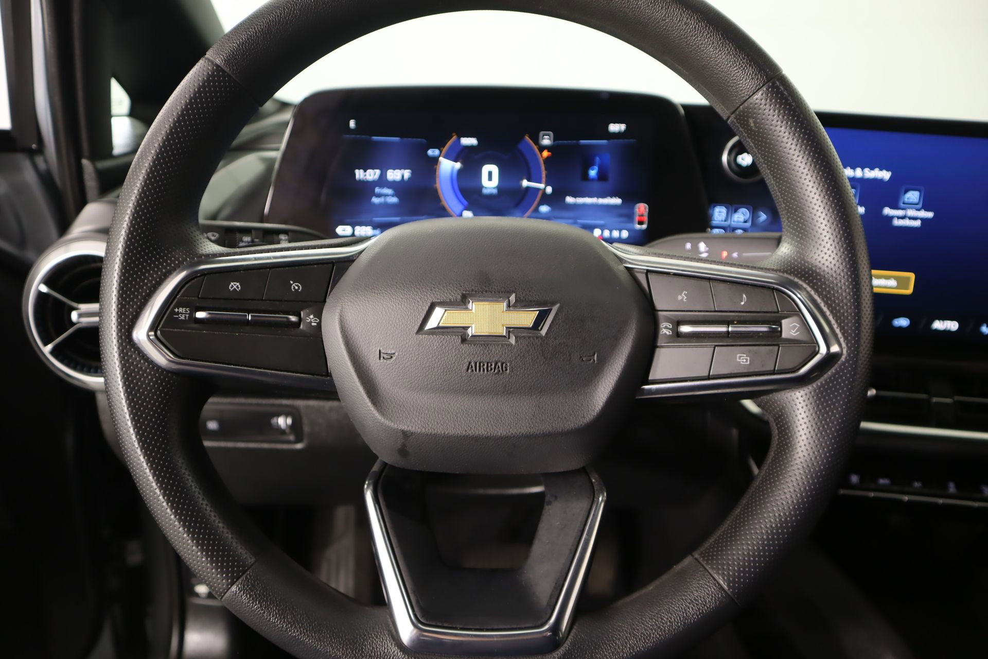 Used 2025 Chevrolet Equinox EV LT FWD image 3