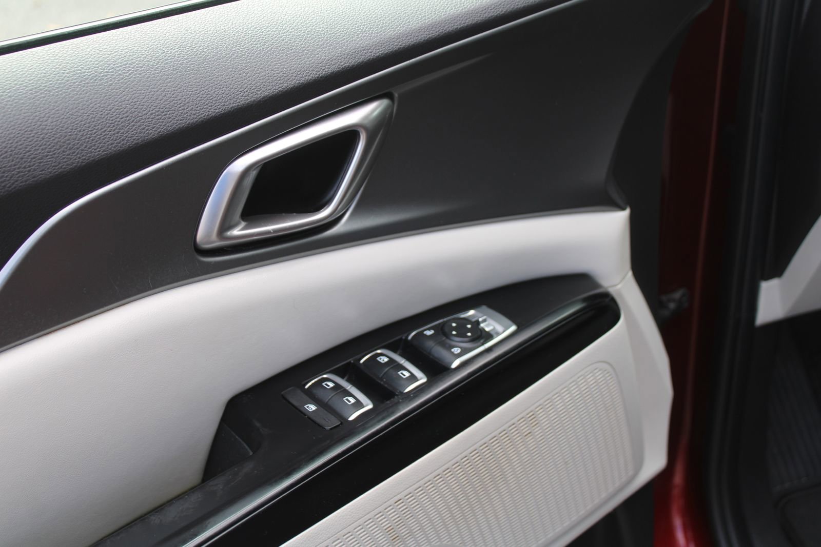 Used 2022 Kia Carnival LX image 24