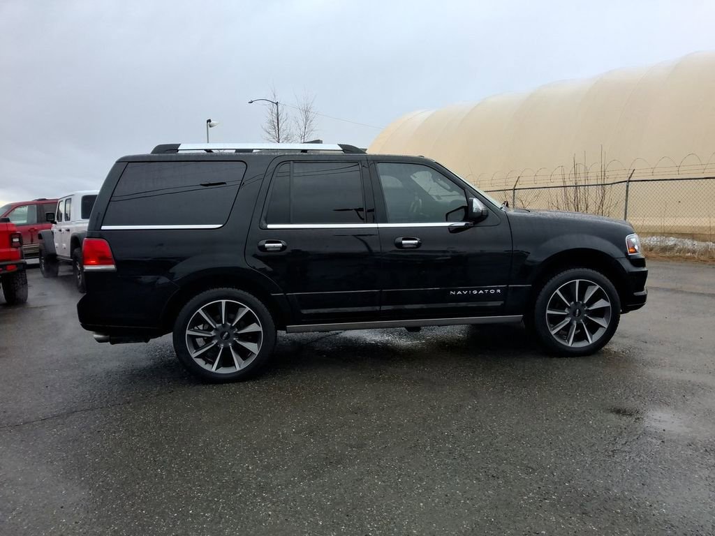Used 2017 Lincoln Navigator Reserve AWD/4WD image 9