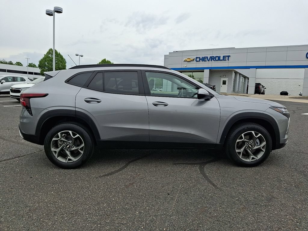 Used 2025 Chevrolet Trax LT FWD image 10