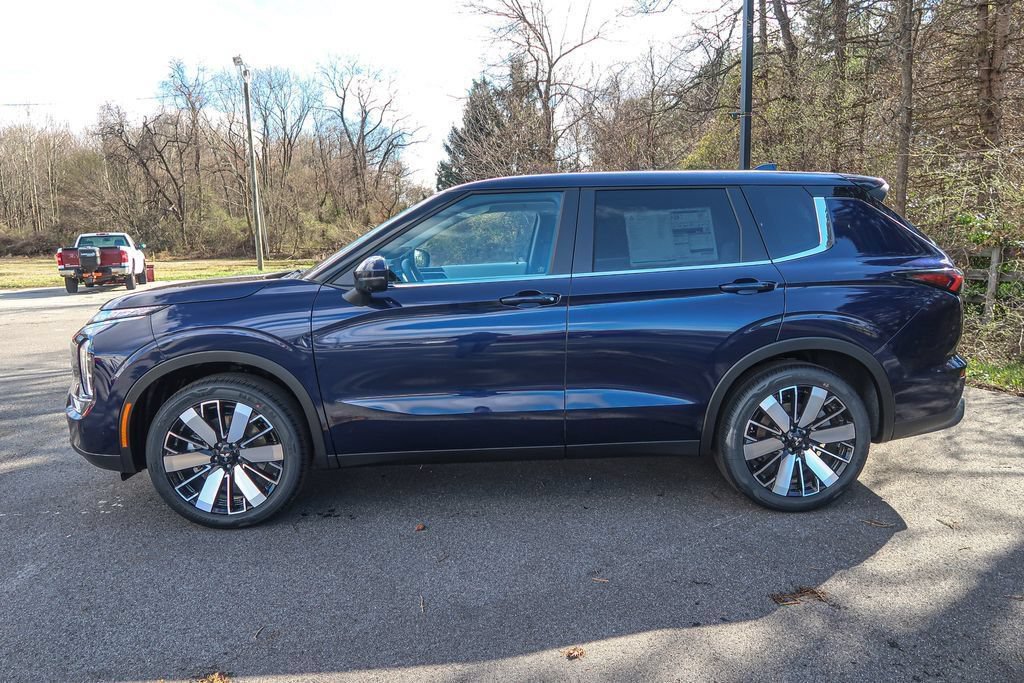 New 2026 Mitsubishi Outlander SE FWD image 2