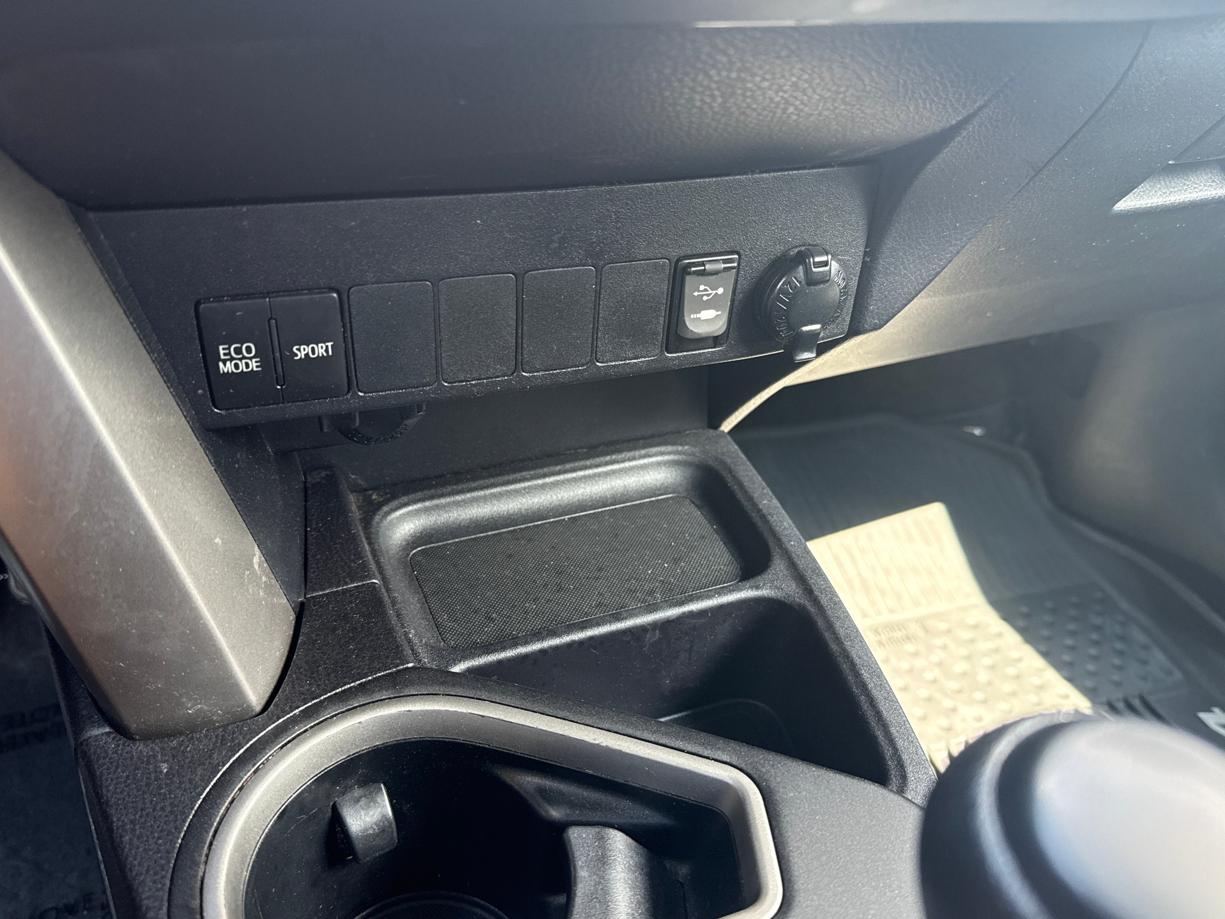 Used 2017 Toyota RAV4 XLE w/ Carpet Mat Package AWD/4WD image 8