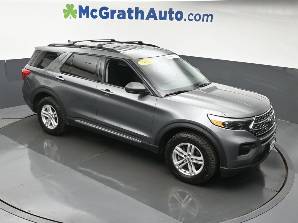 Used 2023 Ford Explorer XLT AWD/4WD image 3
