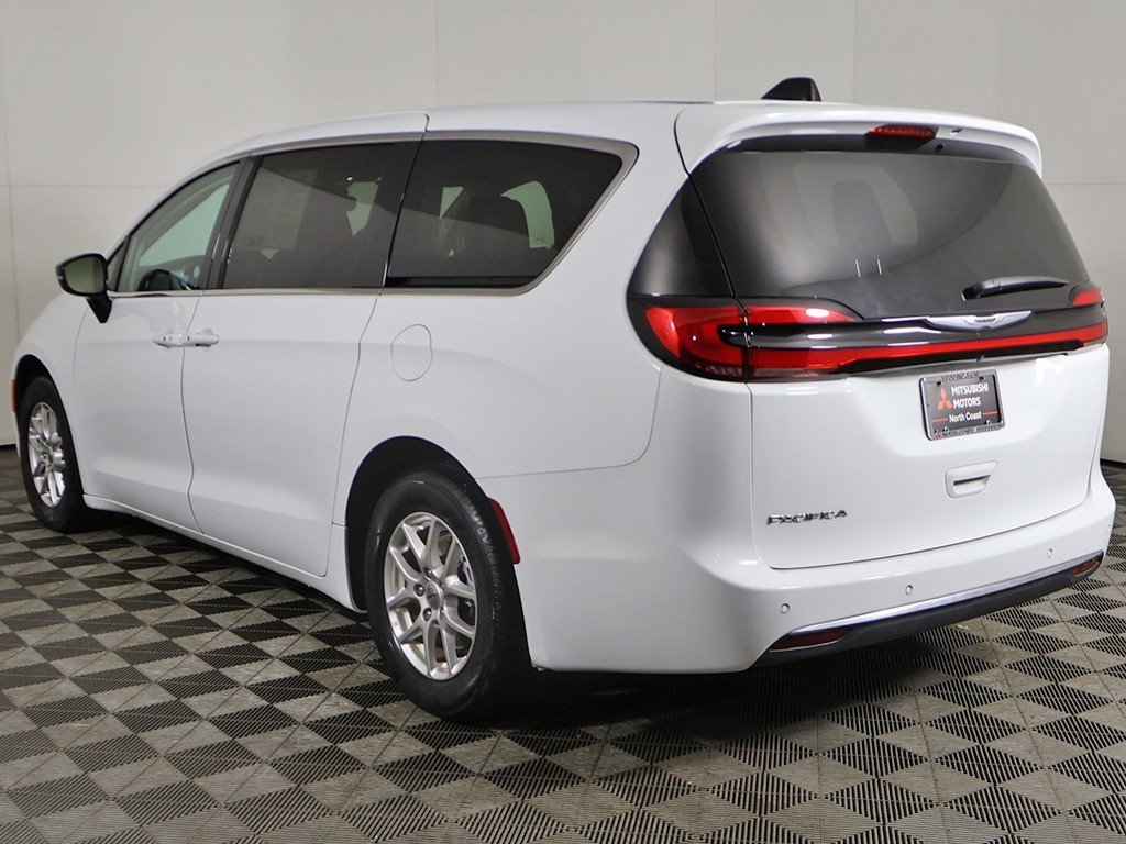 Used 2024 Chrysler Pacifica Touring-L image 10