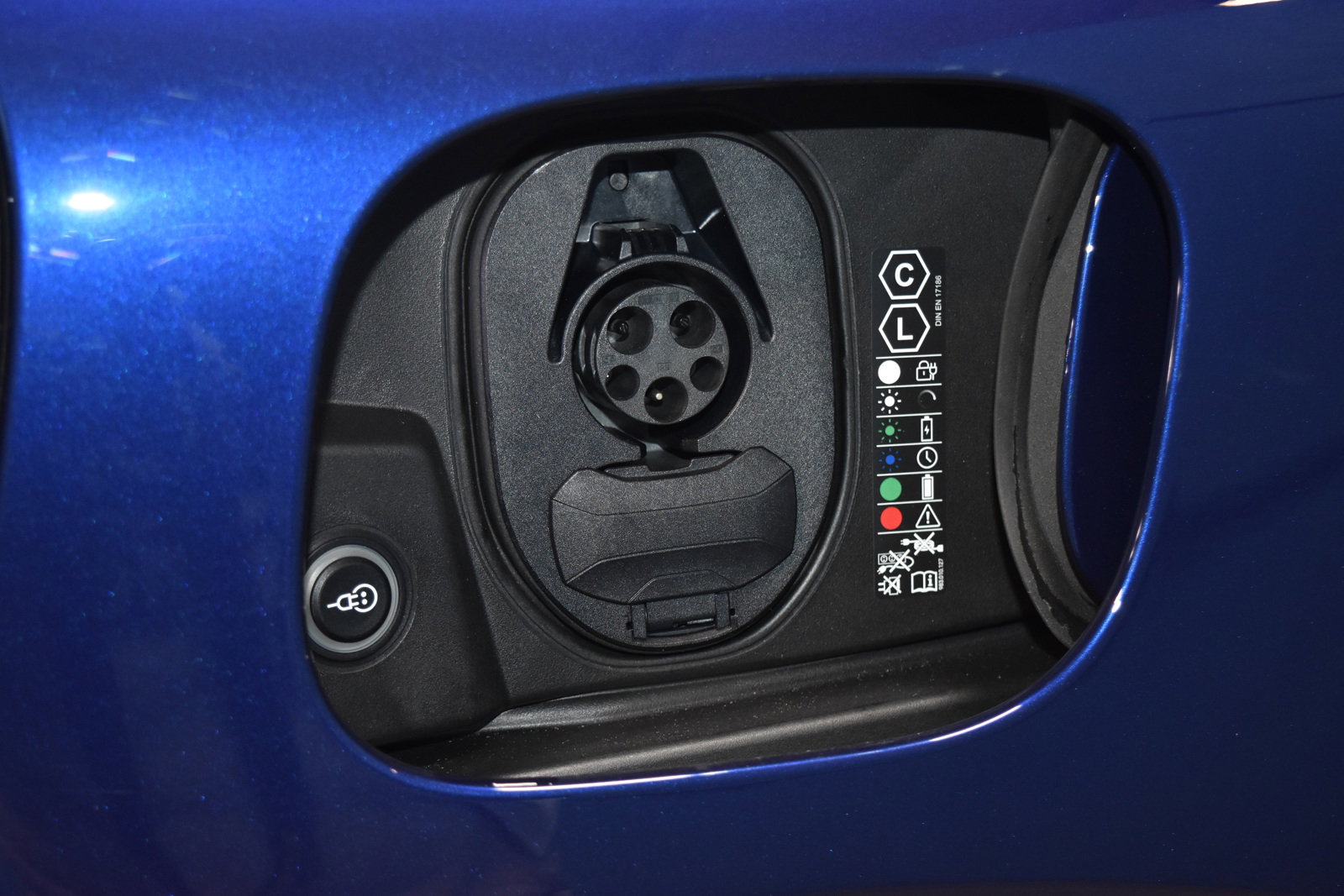 Used 2024 Porsche Macan 4 Electric image 33