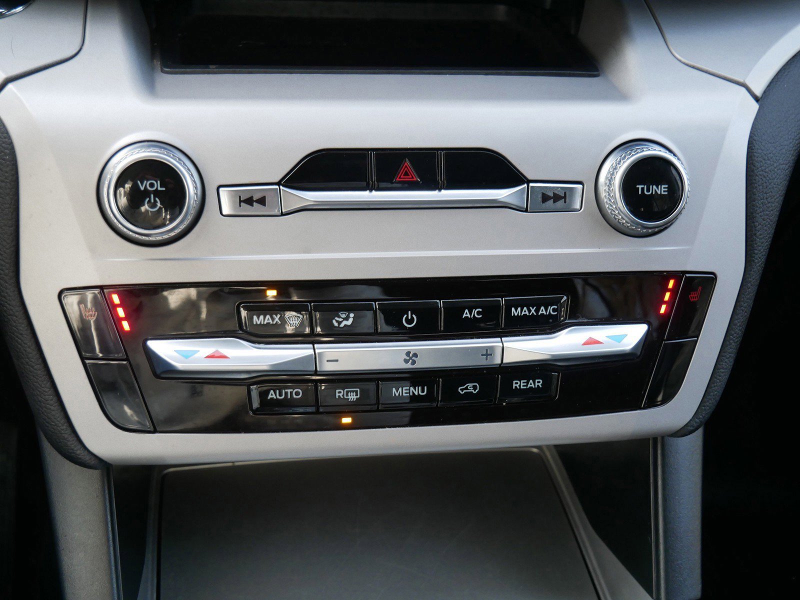 Used 2024 Ford Explorer XLT w/ Class IV Trailer Tow Package image 20