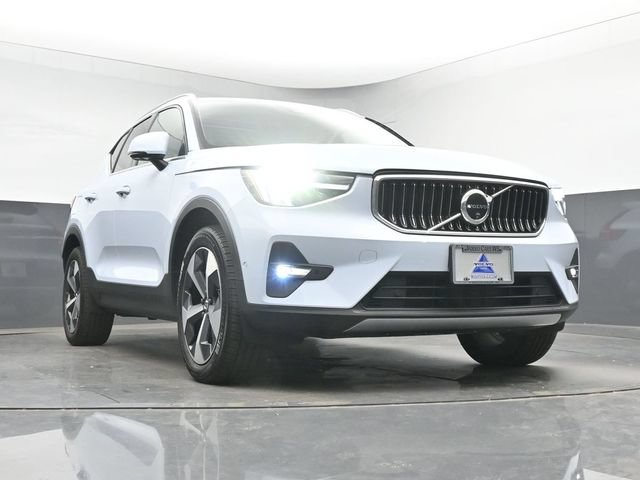 Used 2025 Volvo XC40 B5 Plus AWD/4WD image 11