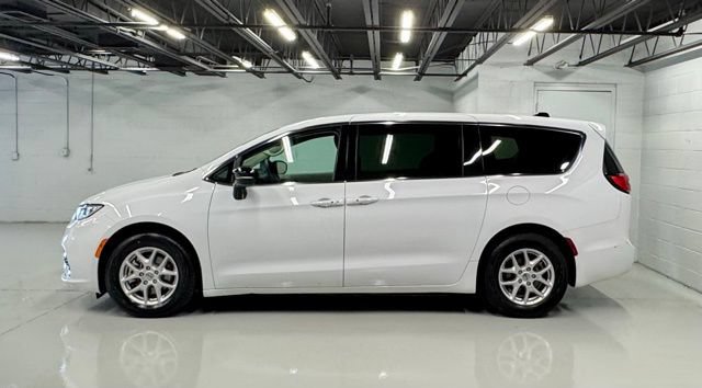Used 2024 Chrysler Pacifica Touring-L FWD image 2