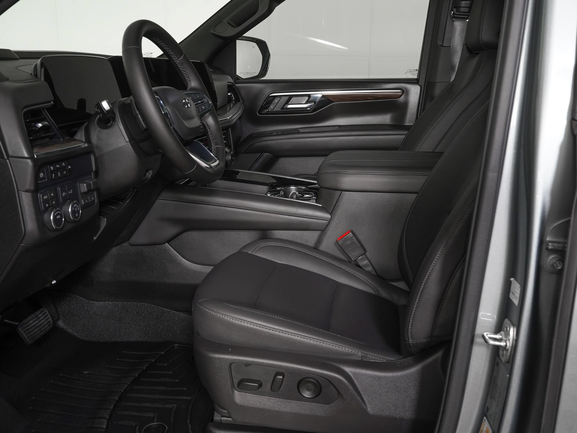 Used 2025 Chevrolet Tahoe Z71 w/ Comfort Package AWD/4WD image 17