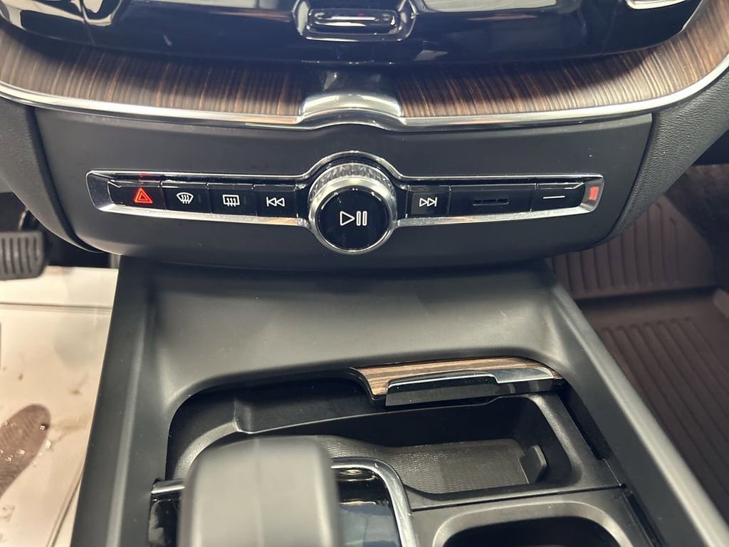 Used 2023 Volvo XC60 B5 Plus w/ Climate Package AWD/4WD image 17