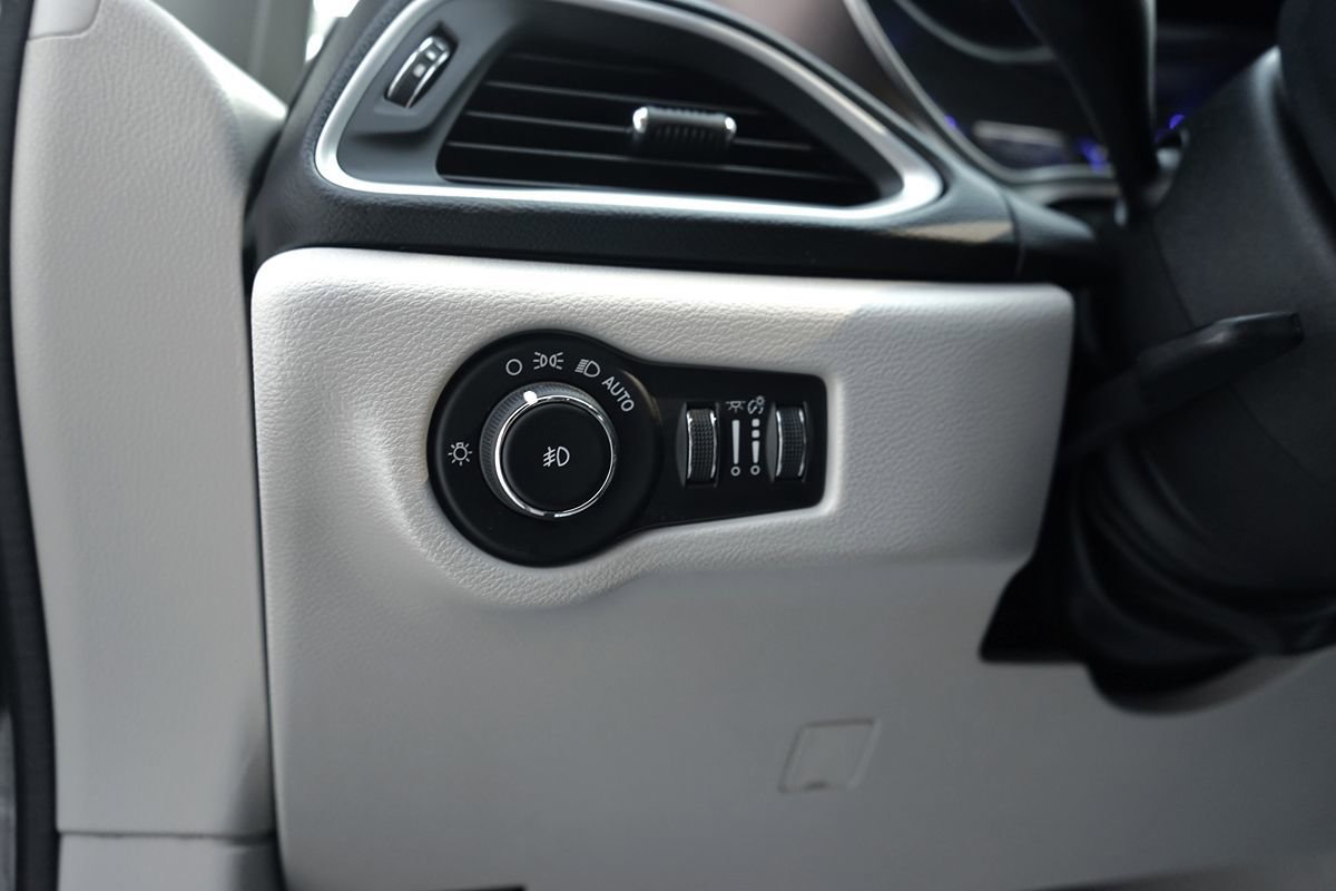 Used 2018 Chrysler Pacifica Touring-L FWD image 12