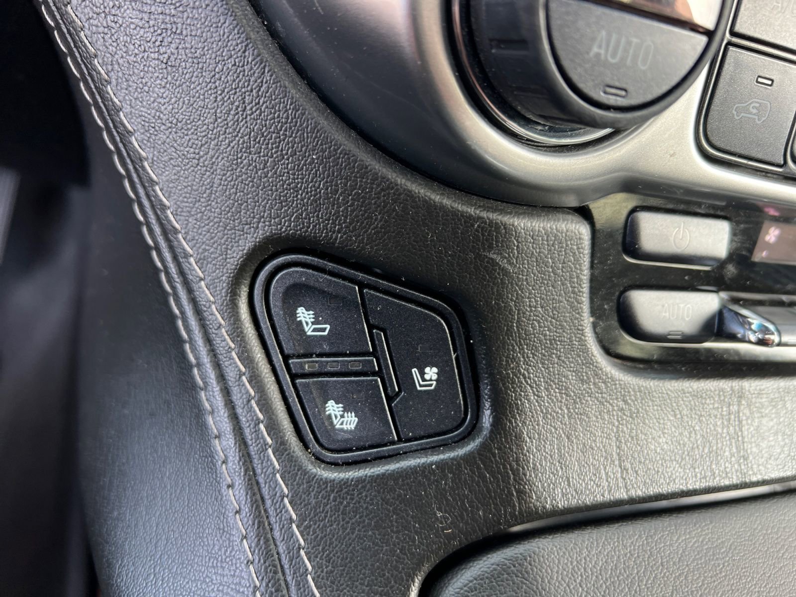 Used 2019 Chevrolet Suburban Premier image 24