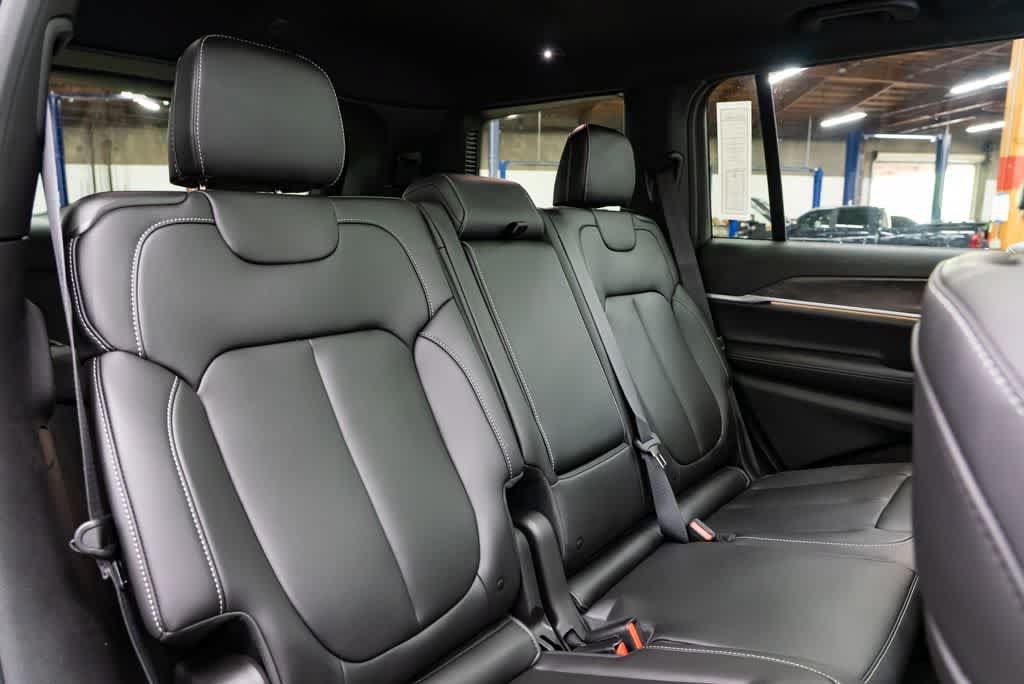 New 2026 Jeep Grand Cherokee L Limited w/ Limited Altitude Package AWD/4WD image 31