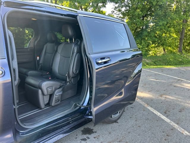 Used 2025 Toyota Sienna Platinum AWD/4WD image 32