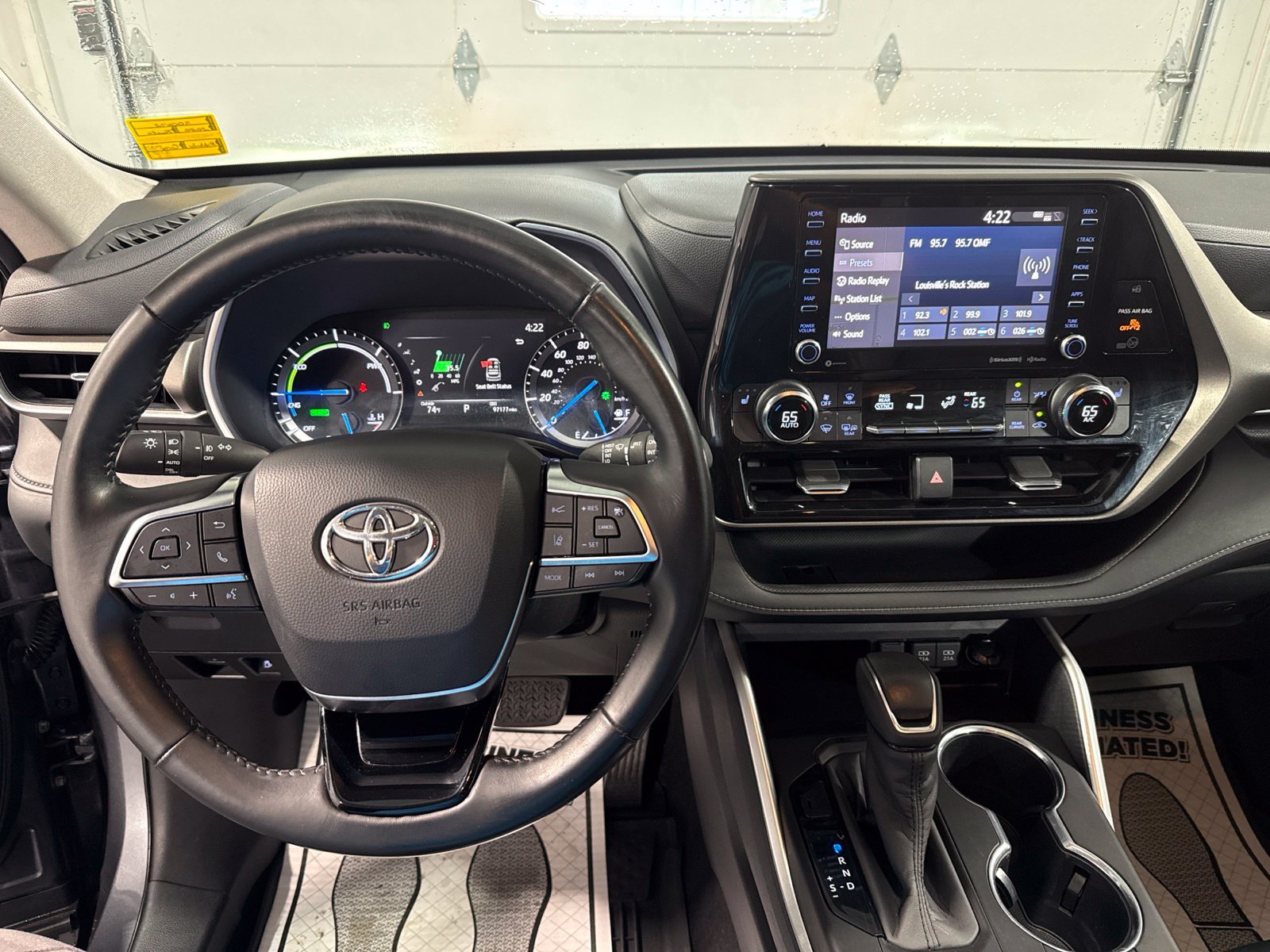 Used 2020 Toyota Highlander XLE AWD/4WD image 43