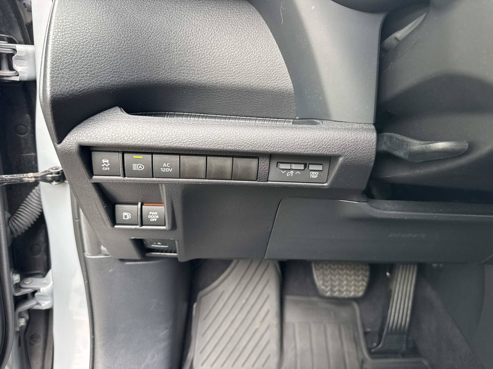 Used 2025 Toyota Sienna XSE w/ XSE Plus Package FWD image 34