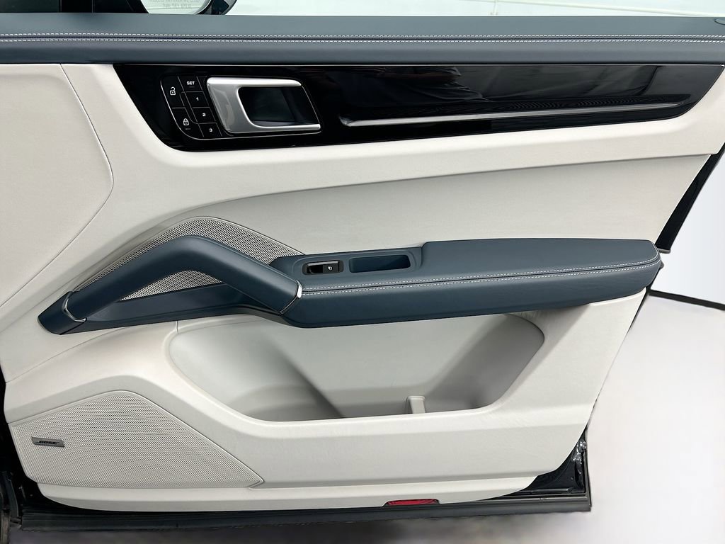 Used 2022 Porsche Cayenne S image 24