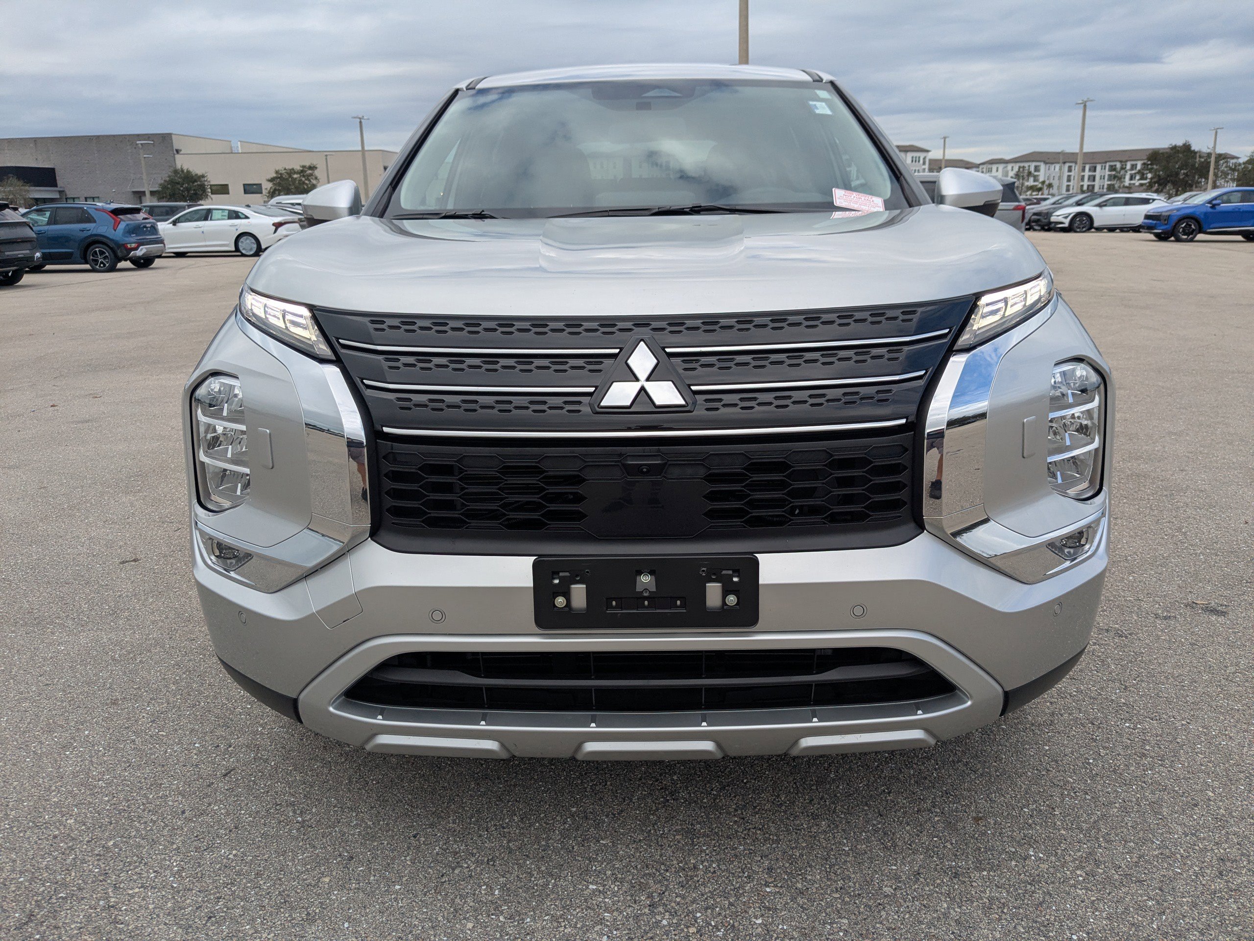 Used 2023 Mitsubishi Outlander SE image 10