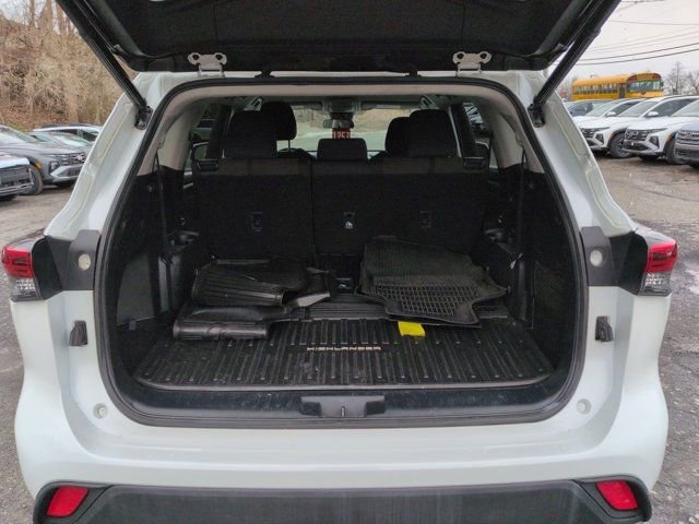 Used 2022 Toyota Highlander LE image 5