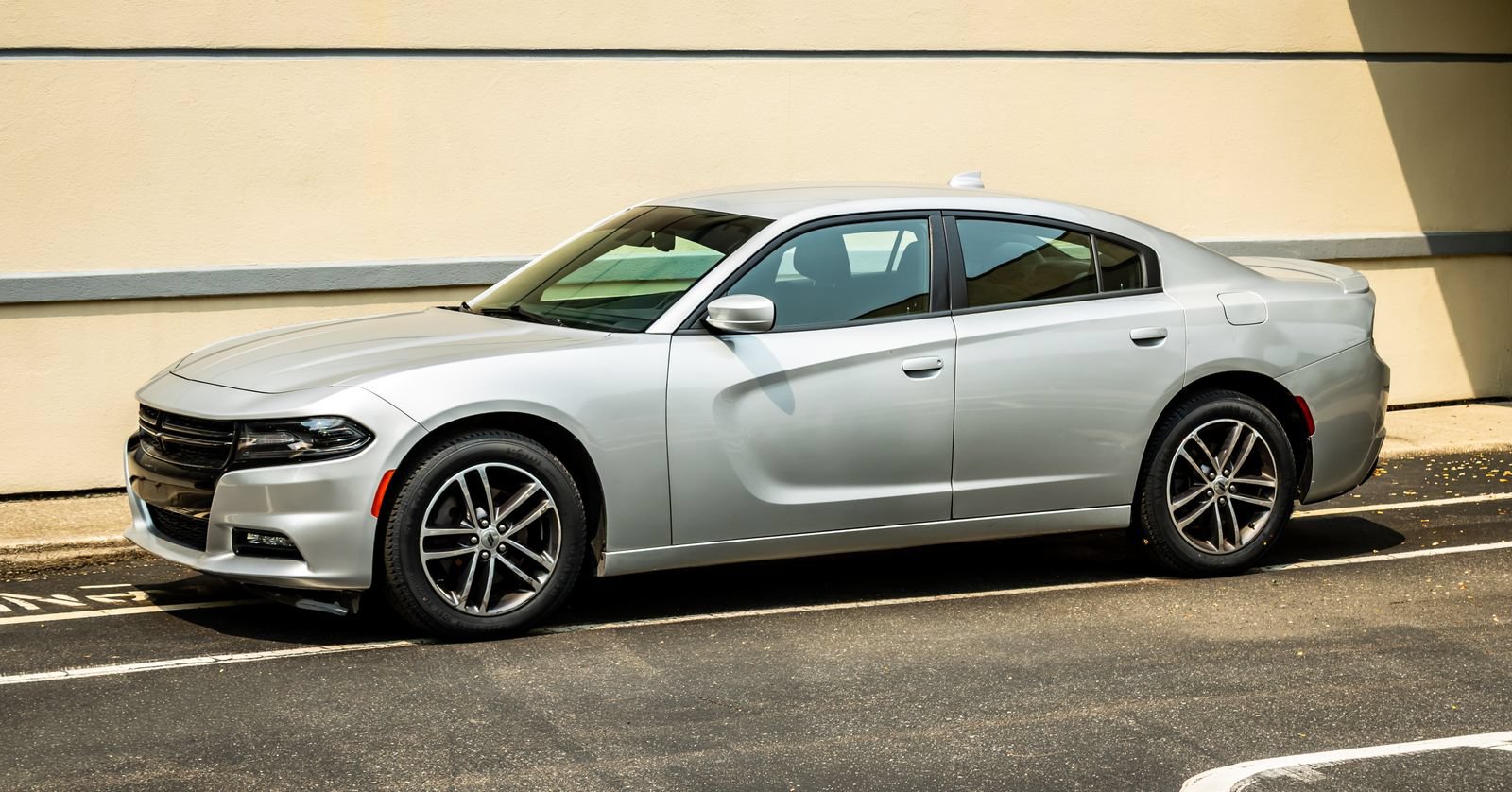 Used 2019 Dodge Charger SXT AWD/4WD image 3