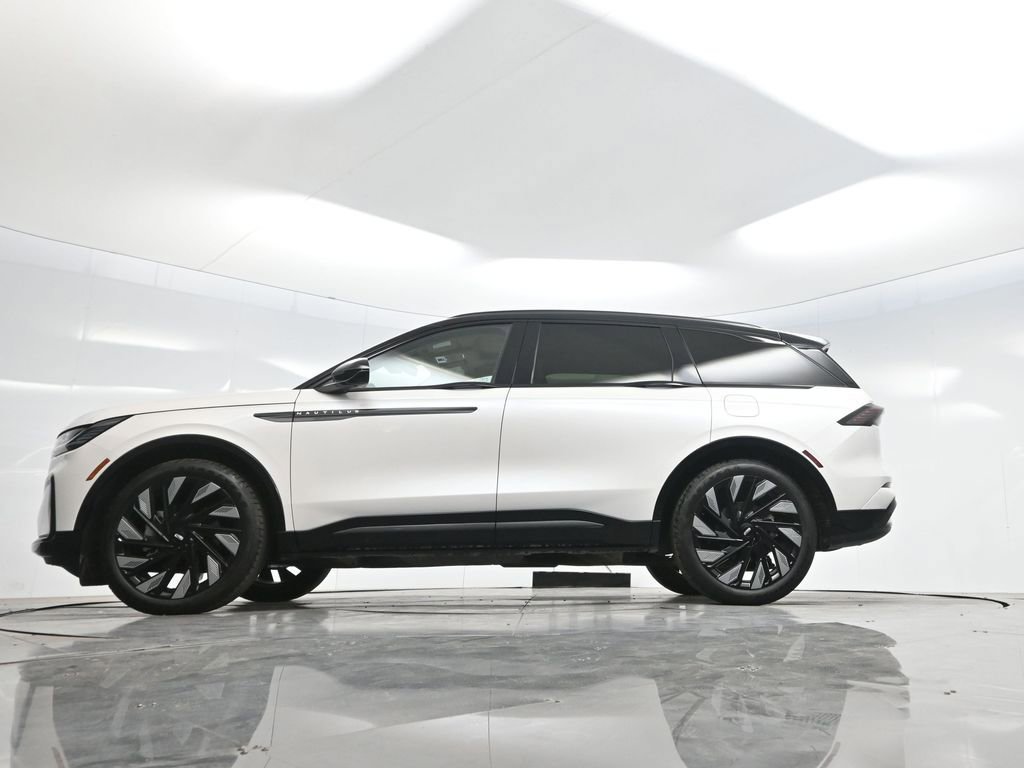 Used 2025 Lincoln Nautilus Reserve w/ Jet Appearance Package image 7