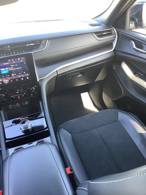 Used 2023 Jeep Grand Cherokee Altitude AWD/4WD image 19