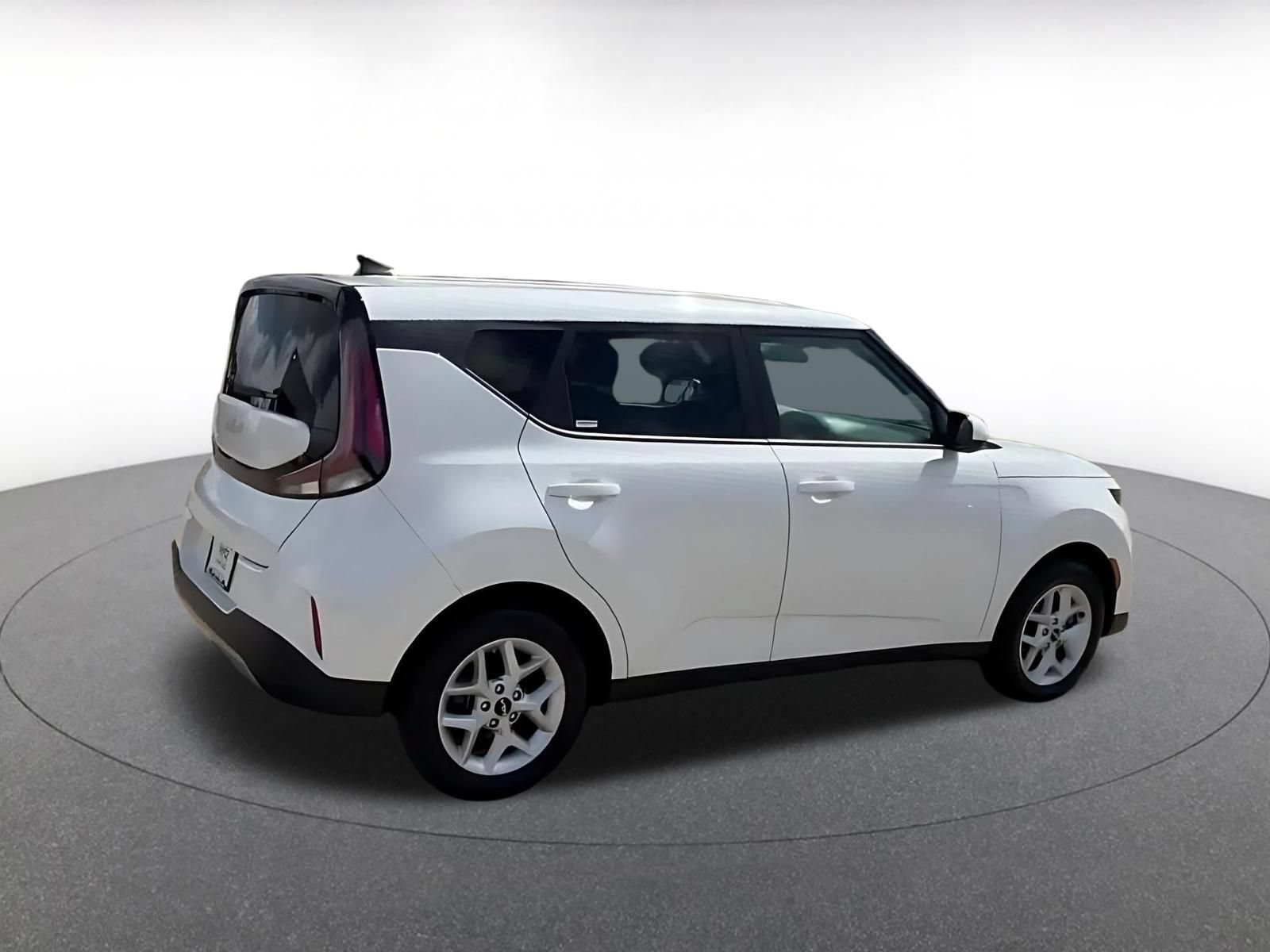 Used 2025 Kia Soul LX w/ LX Technology Package FWD image 14