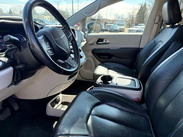 Used 2021 Chrysler Pacifica Touring-L w/ Uconnect Theater Family Group image 13