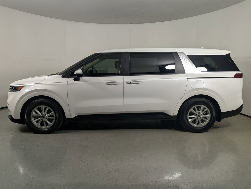Used 2024 Kia Carnival LX image 4