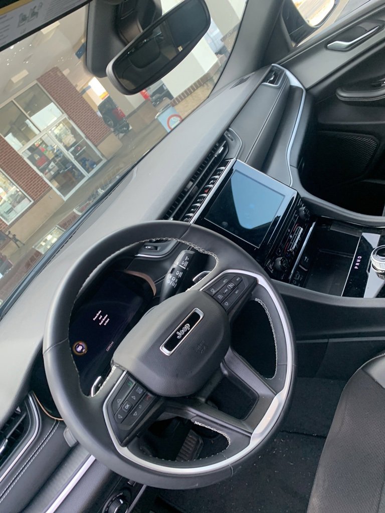 Used 2023 Jeep Grand Cherokee L Laredo image 3