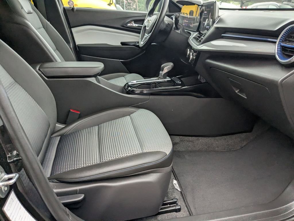 Used 2025 Chevrolet Trax LT w/ LT Convenience Package FWD image 26