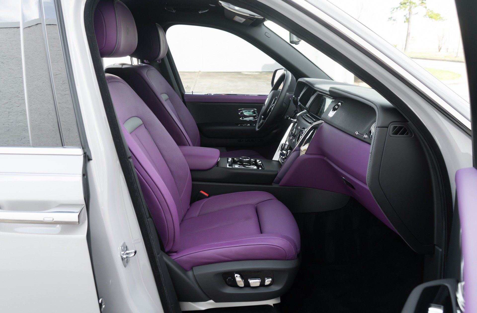 Used 2024 Rolls-Royce Cullinan AWD/4WD image 16