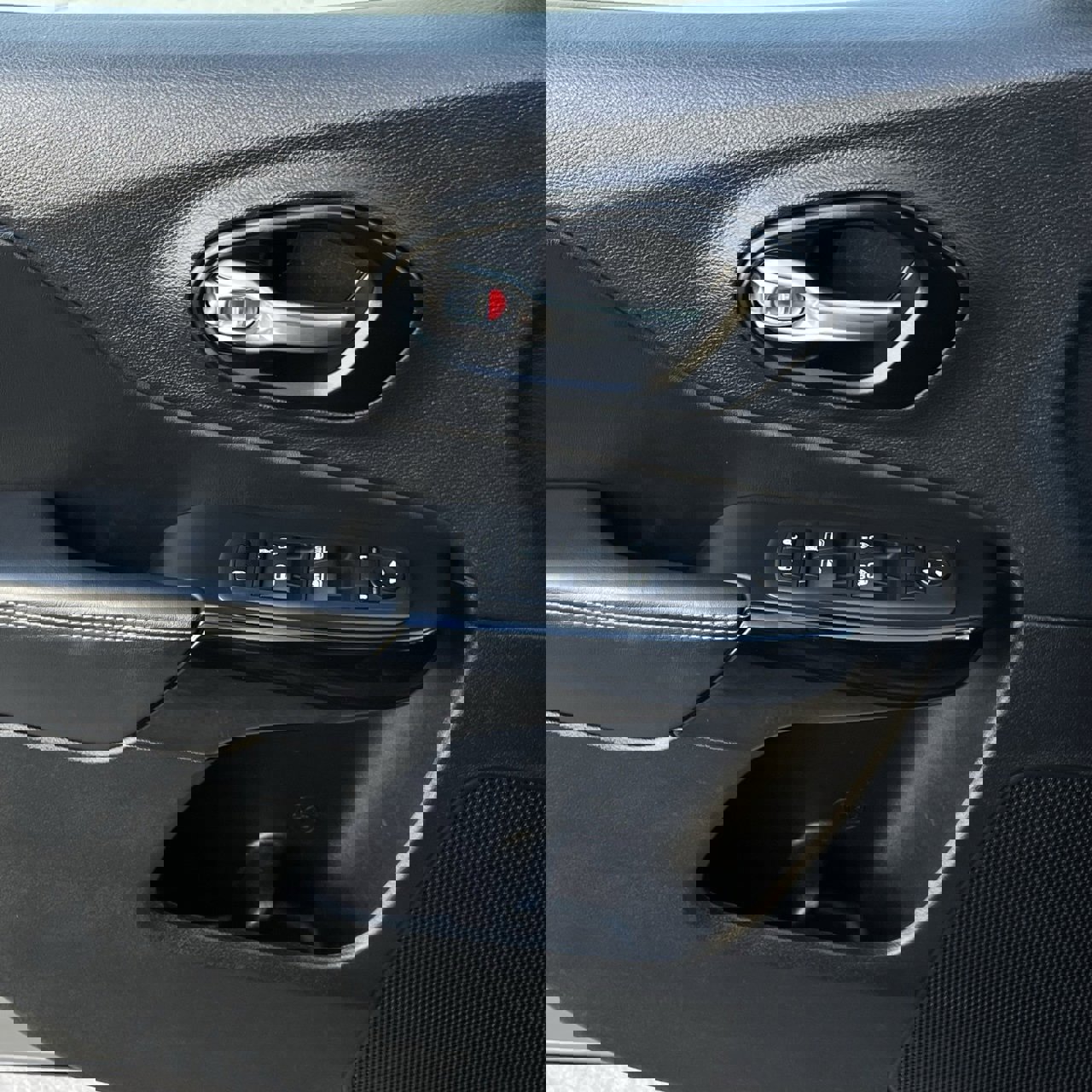 Used 2023 Jeep Cherokee Altitude Lux image 19