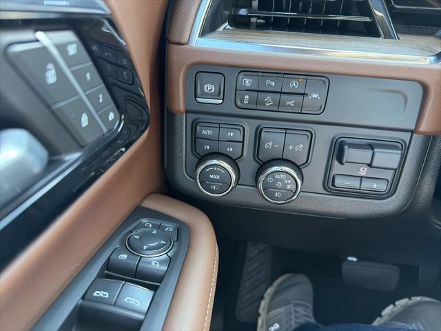 Used 2025 Chevrolet Suburban High Country image 37