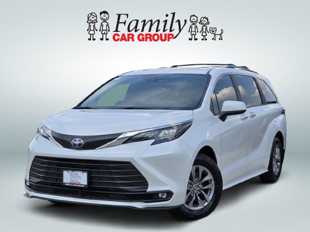 Certified 2025 Toyota Sienna XLE FWD image 1