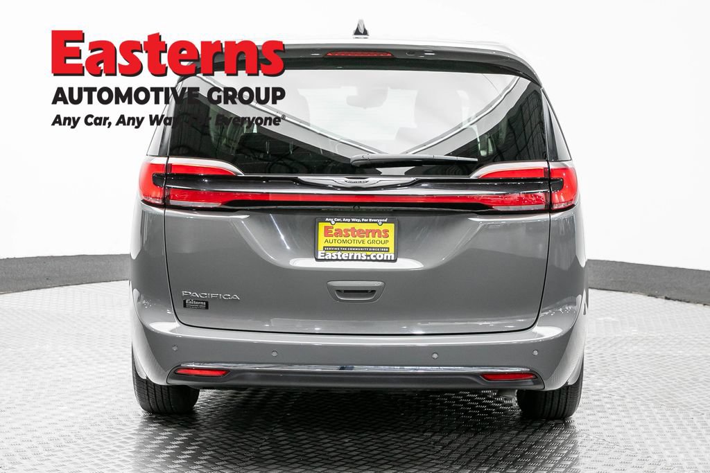 Used 2023 Chrysler Pacifica Touring-L FWD image 6